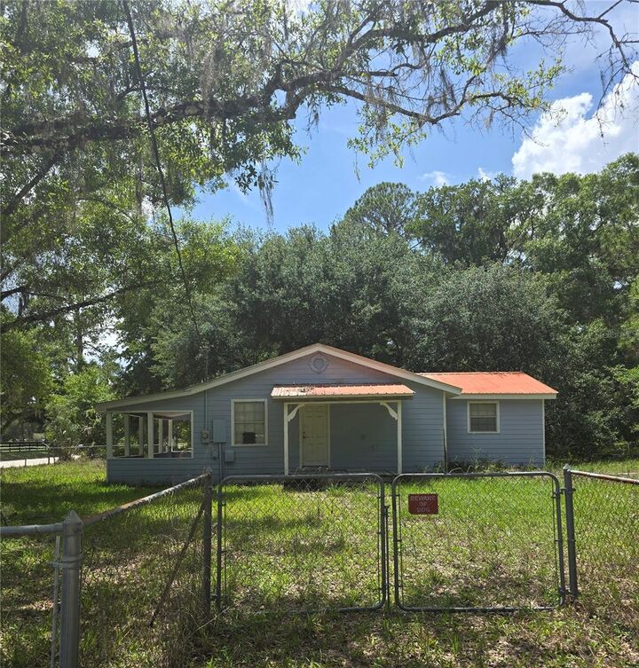 Property Photo: 1007 Hawthorn Street FL 33540