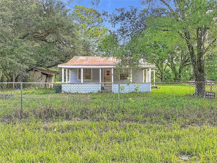 Property Photo:  1007 Hawthorn Street  FL 33540 