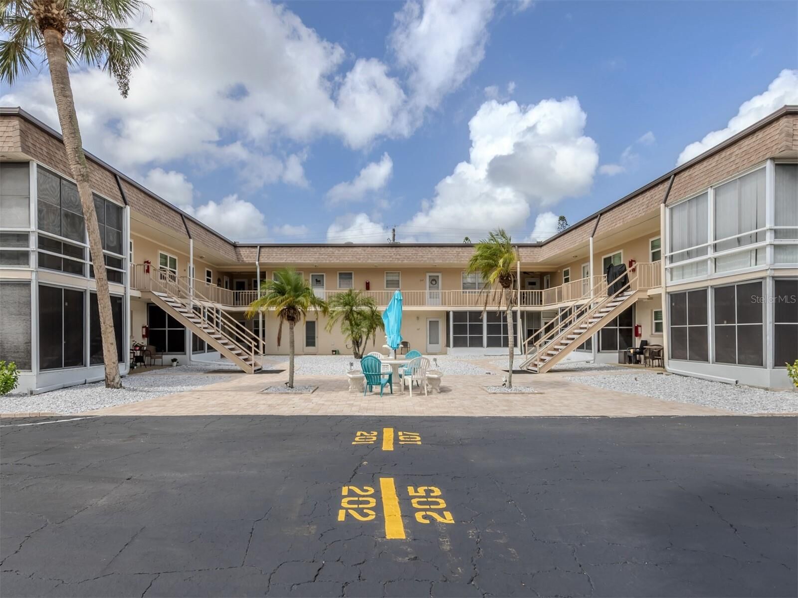Property Photo: 537 Manatee Ct 204 FL 34285