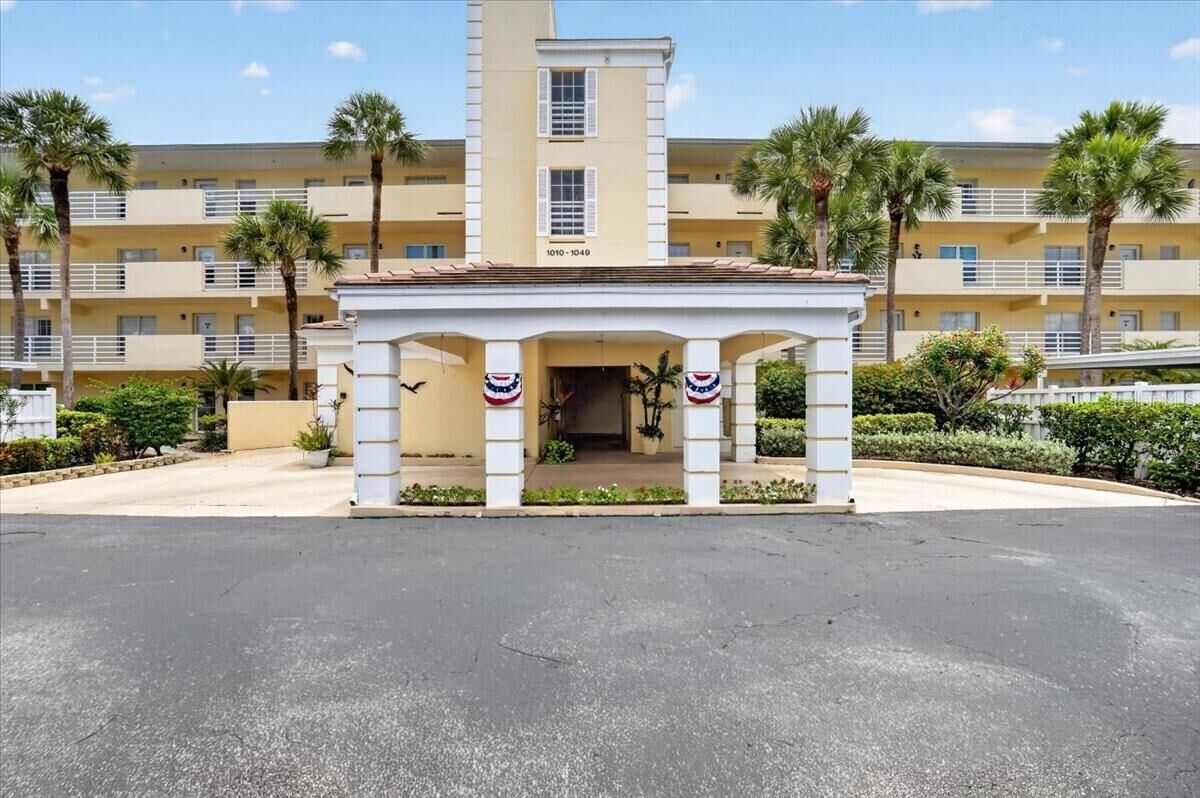 Property Photo: 1040 Wexford Boulevard 1040 FL 34293