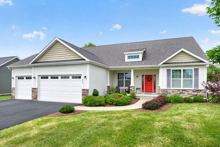 Property Photo: 855 Coventry Circle N IL 60178
