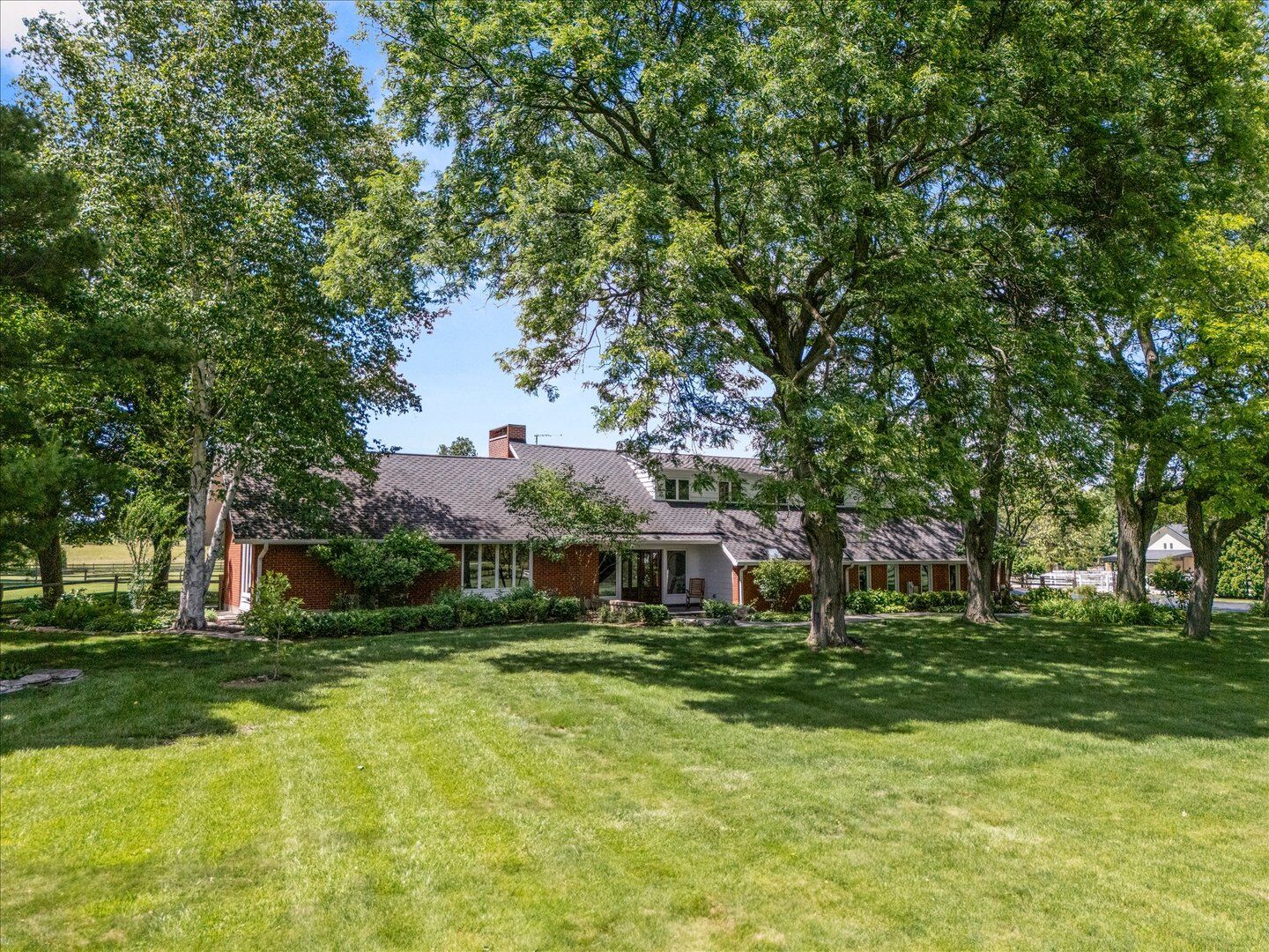 Property Photo:  6N056 Surrey Road  IL 60184 