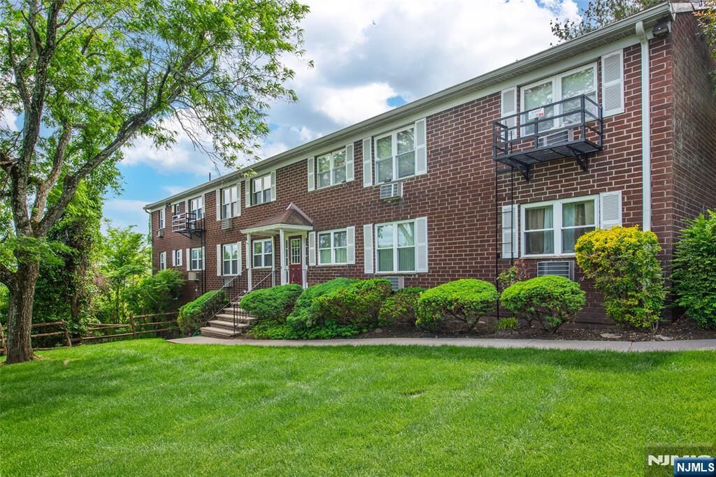 Property Photo:  100 Pierson Miller Drive E4  NJ 07442 