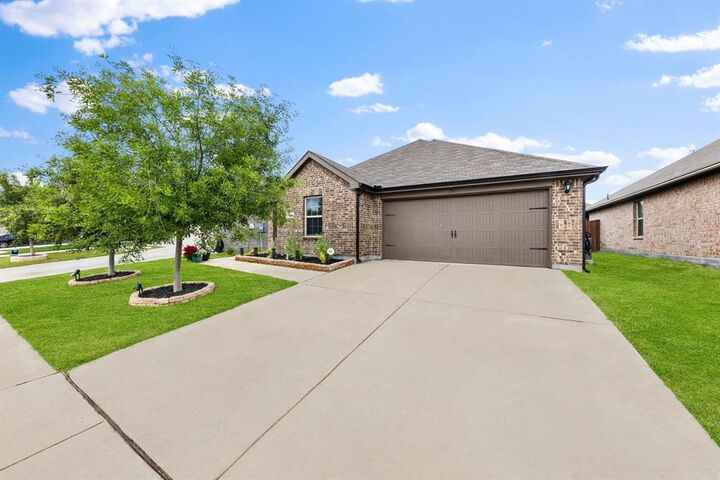 Property Photo: 1111 Baldwin Lane TX 75119
