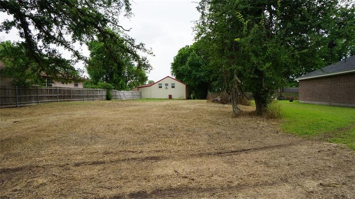 Property Photo:  704 E 6th Street  TX 75418 