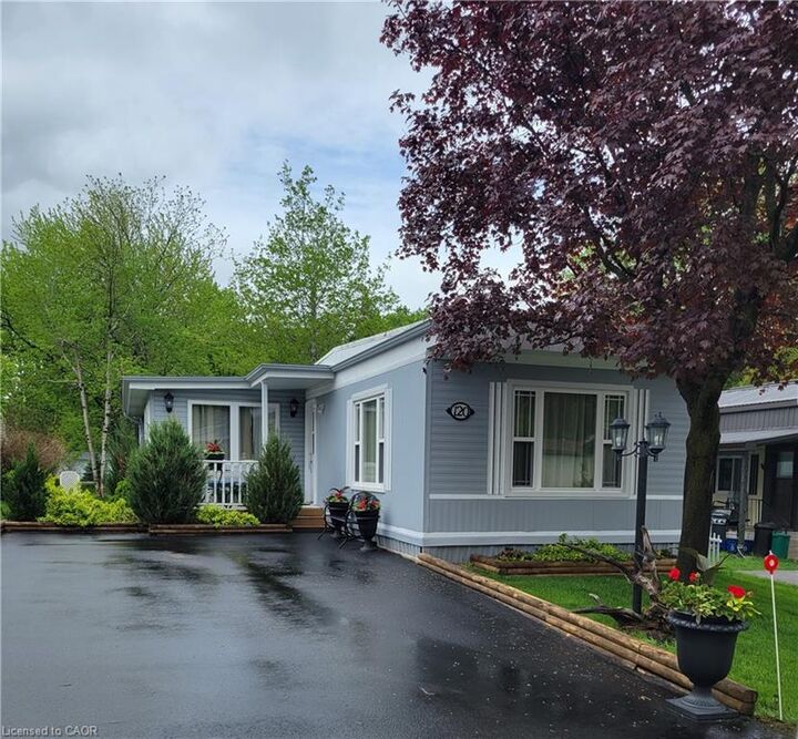 120 Maple Crescent — photo 1
