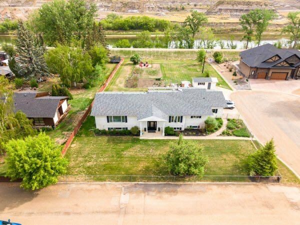 Property Photo: 463 3 Avenue AB T0J 2E0