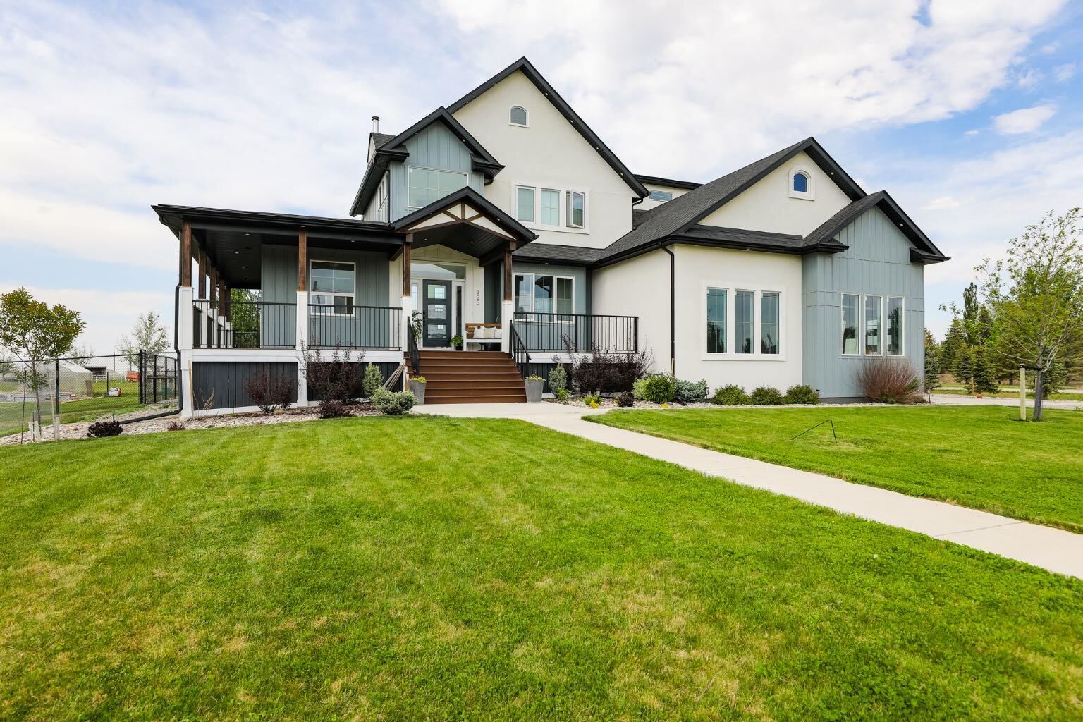 Property Photo: 325 W 1 Avenue N AB T0K 1J0