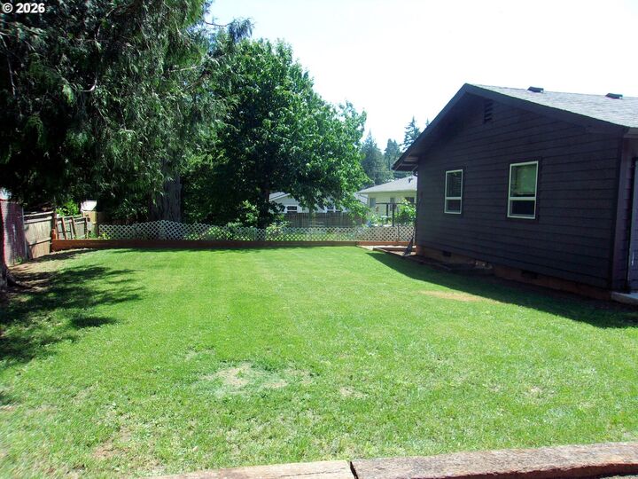 Property Photo:  412 SW Fir St  OR 97396 