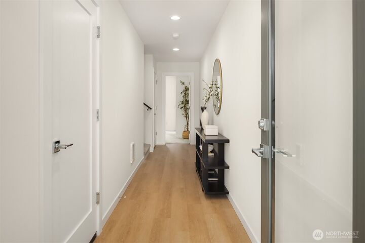 Property Photo:  1518  Hollow Dale Place C  WA 98204 