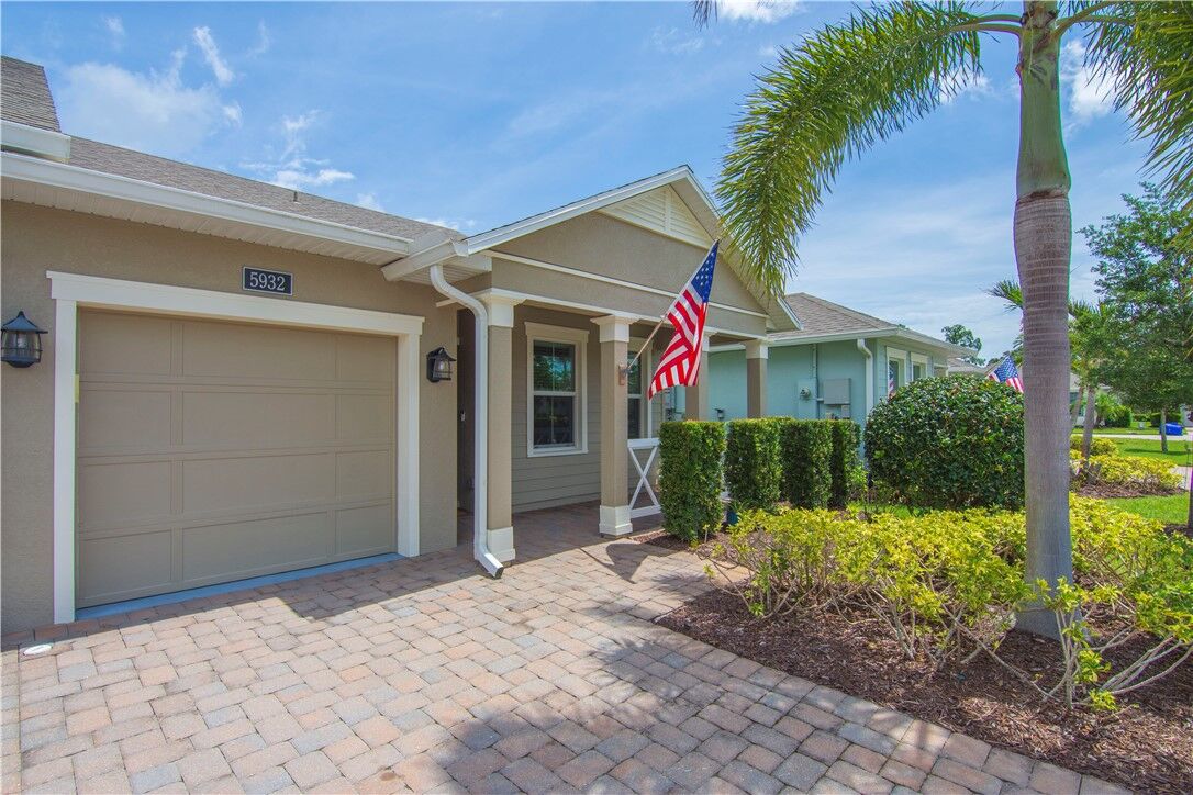 Property Photo:  5932 Spicewood Lane  FL 32966 