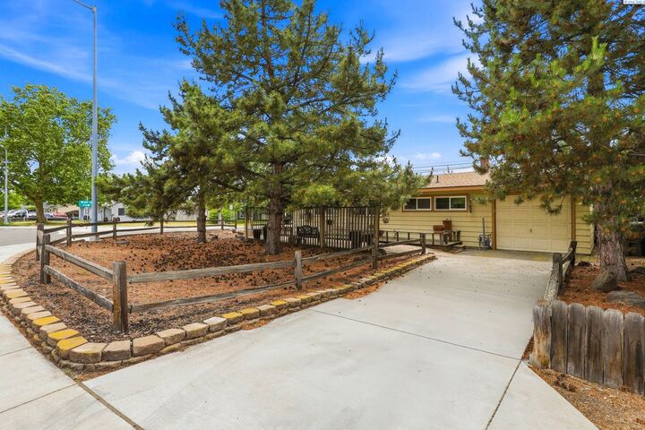 Property Photo:  2101 Duportail St  WA 99352 