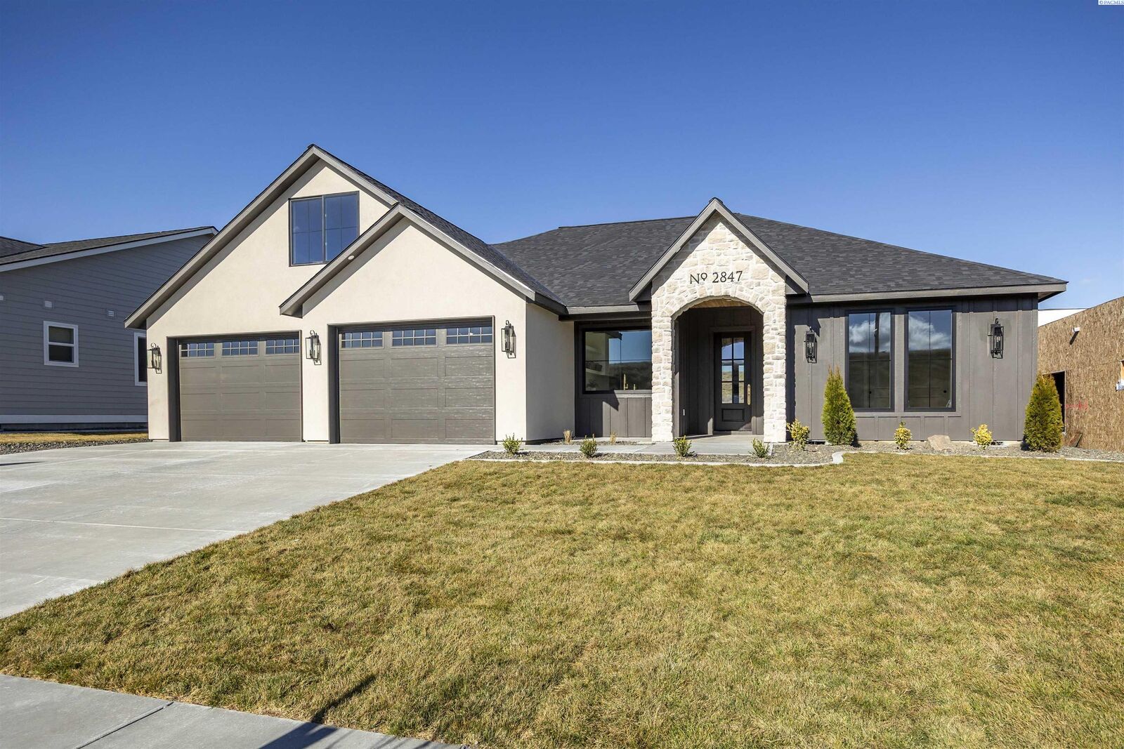 Property Photo: 2847 Savanna Ave WA 99352