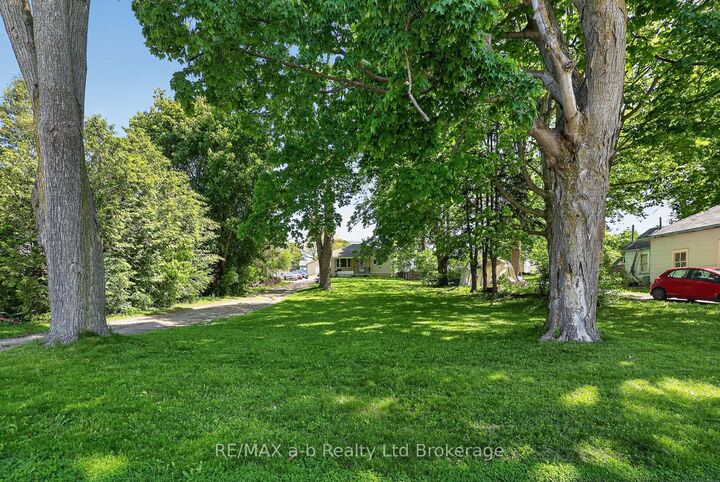 Property Photo:  305 Hall Street  ON N5C 1V8 