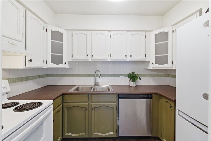 Property Photo: 1864 Frances Street 304 BC V5L 1Z7