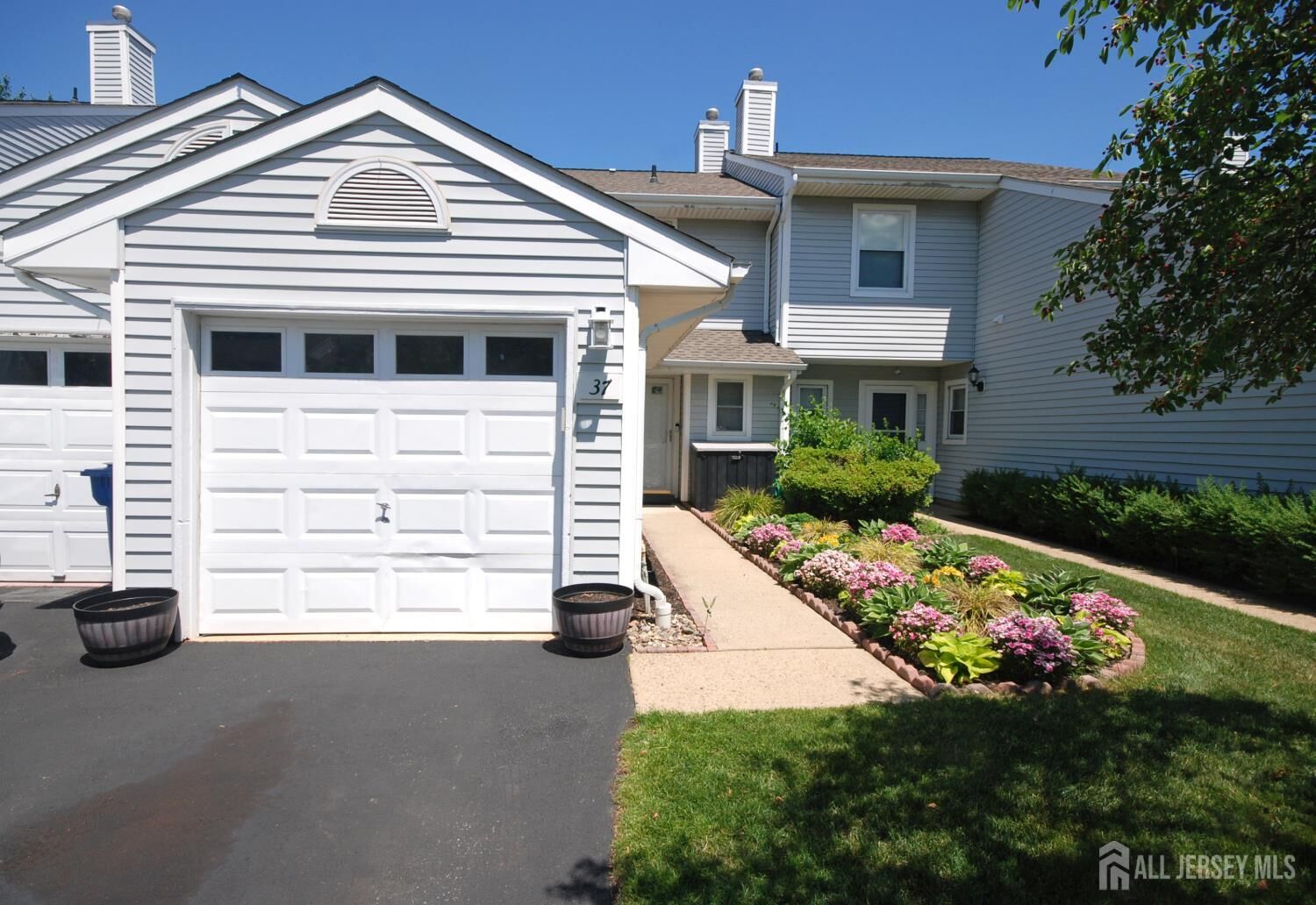 Property Photo:  37 Upperbrook Court  NJ 08859 