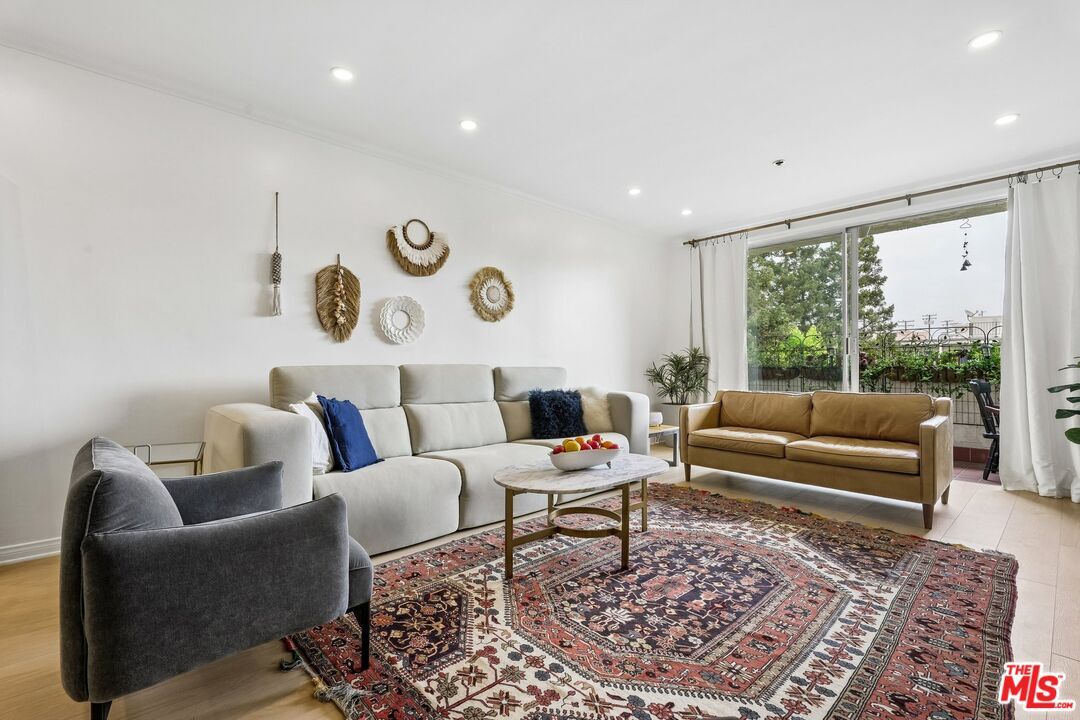 Property Photo: 125 Montana Ave CA 90403