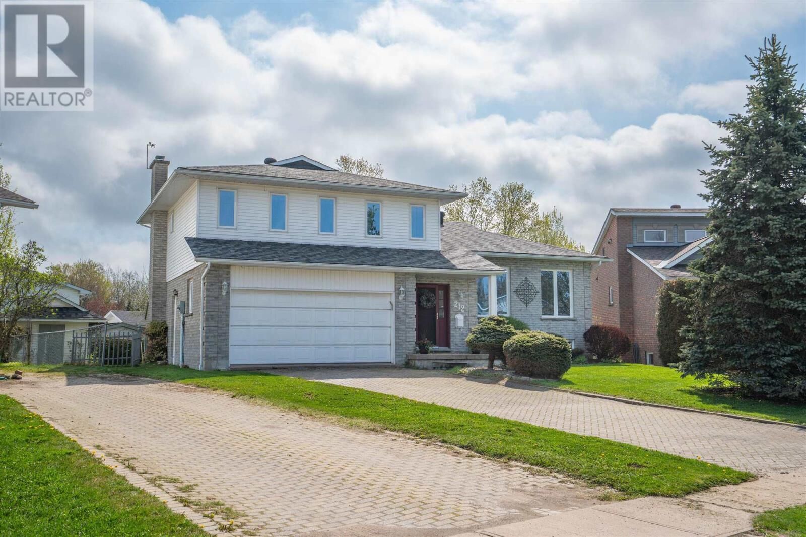 Property Photo:  212 Promenade Dr  ON P6B 5J6 