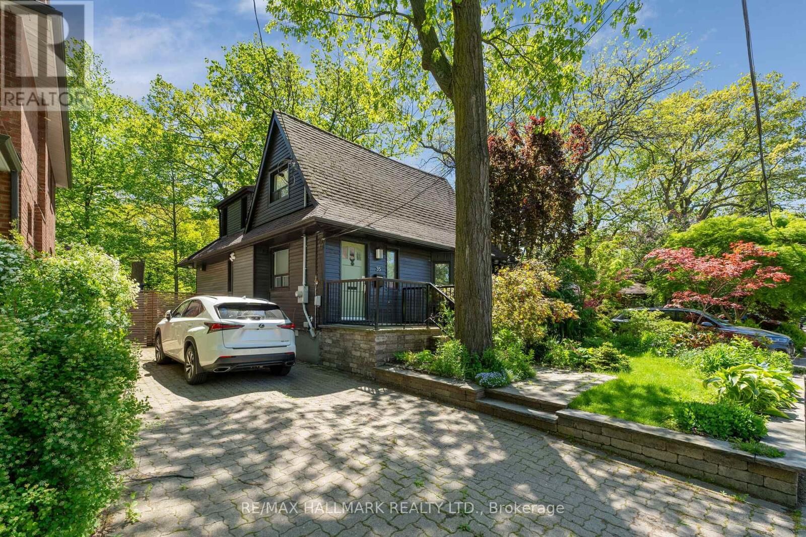 Property Photo:  35 Benlamond Avenue  ON M4E 1Y8 