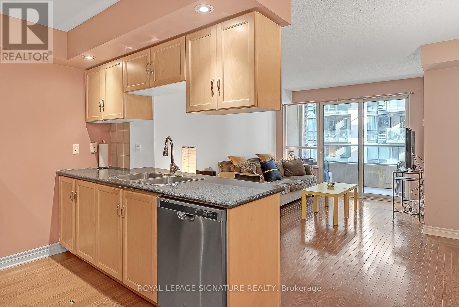 Property Photo: 270 Wellington Street West 710 ON M5V 3P6