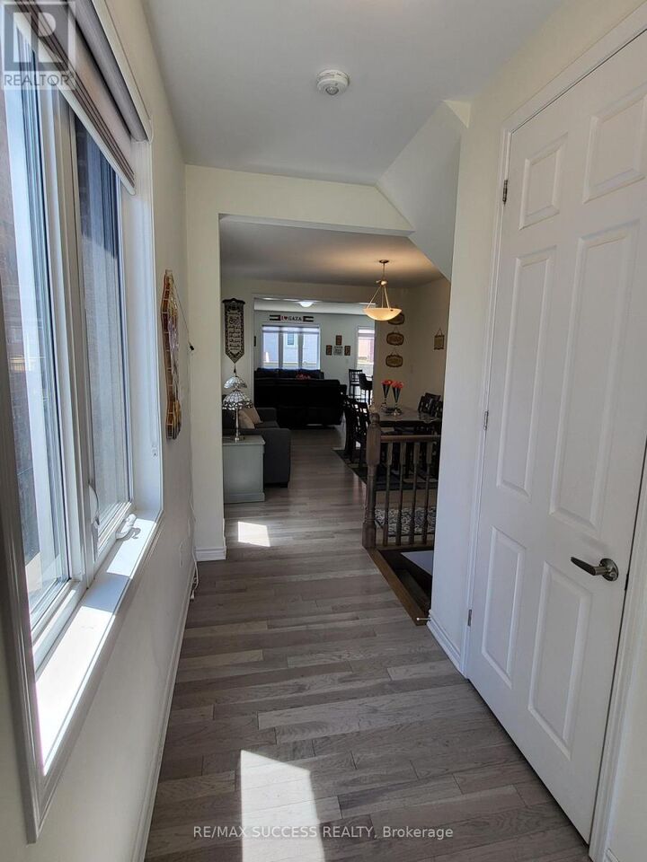 Property Photo: 725 Kennedy Circle West ON L9E 1R9