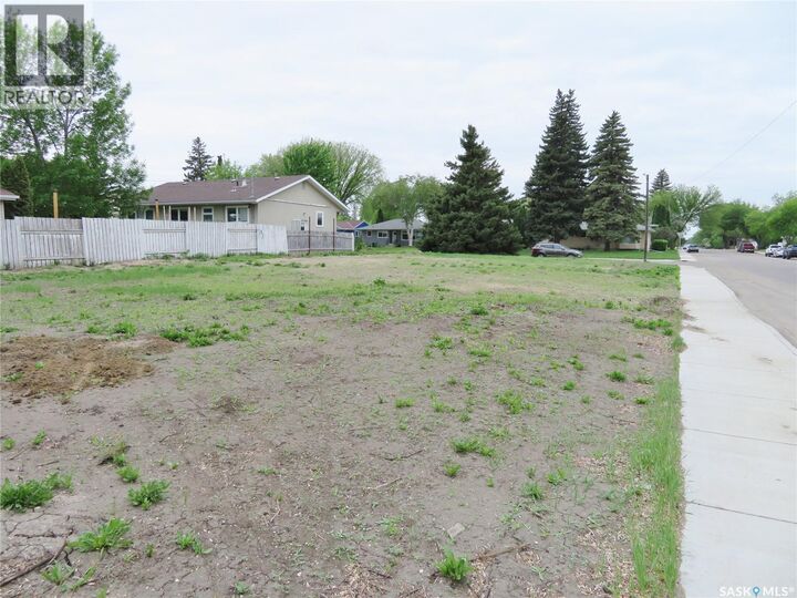 Property Photo:  2301 McKinnon Avenue S  SK S7J 1N7 