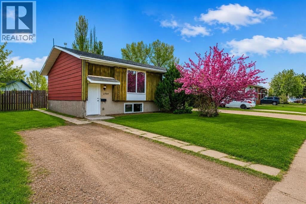 Property Photo:  2723 47 Avenue Avenue  SK S9V 1H3 