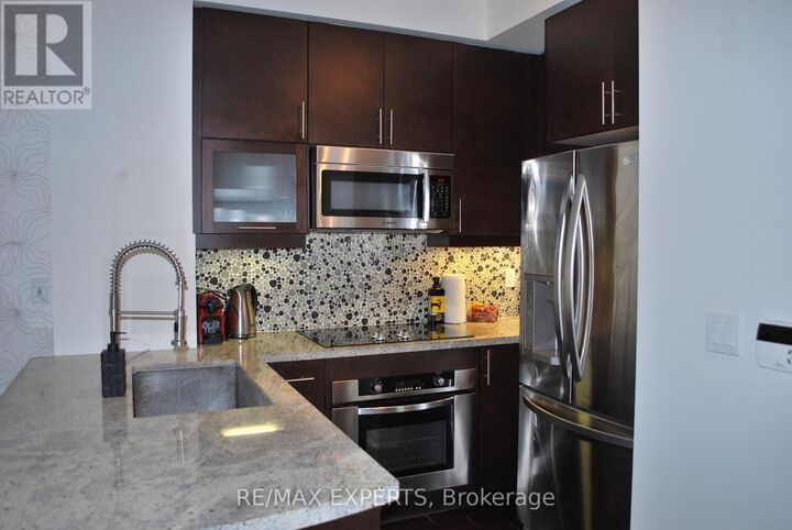 Property Photo:  35 Balmuto Street 803  ON M4Y 0A3 