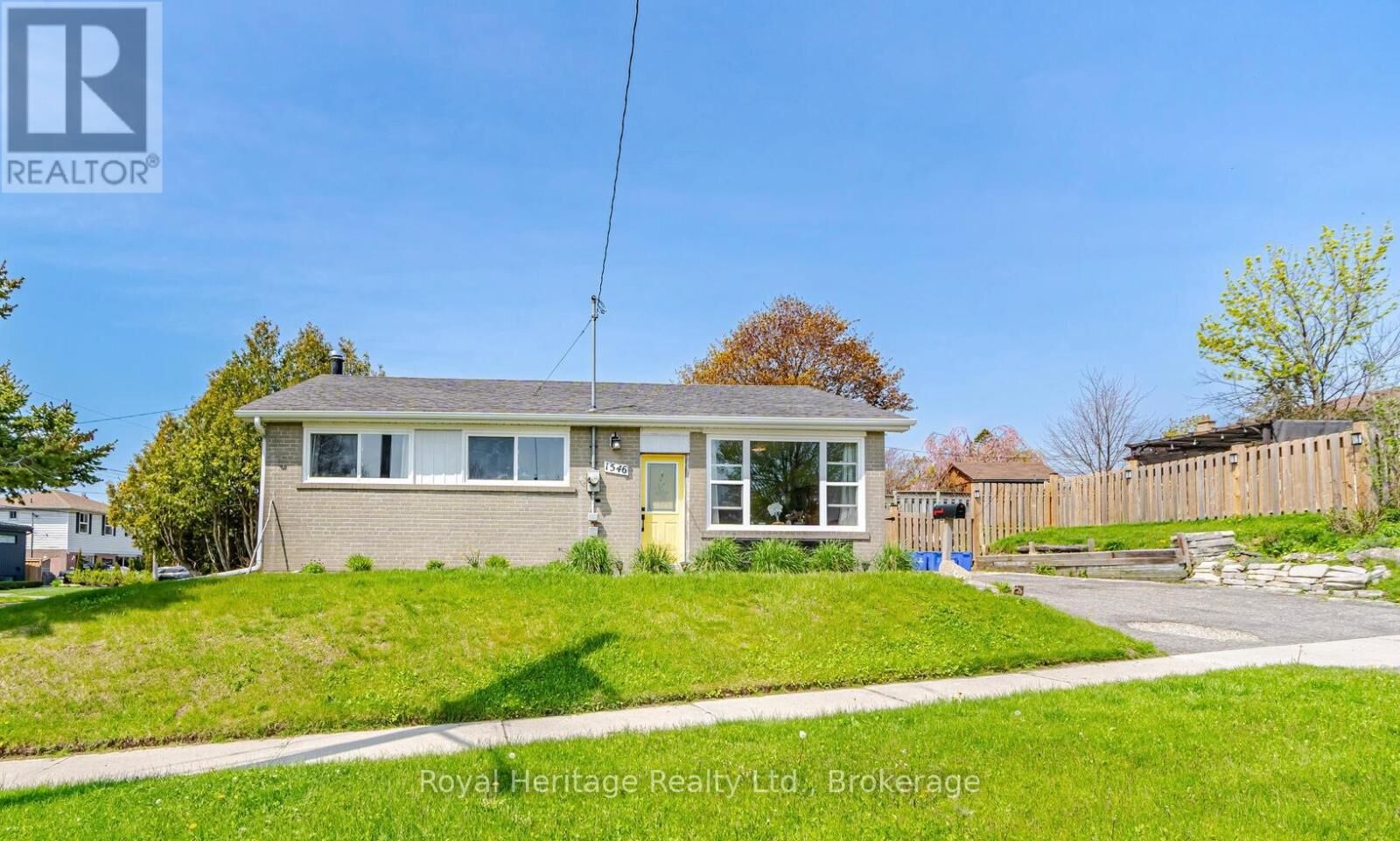 Property Photo:  1546 Lakemount Street  ON L1J 3Y2 