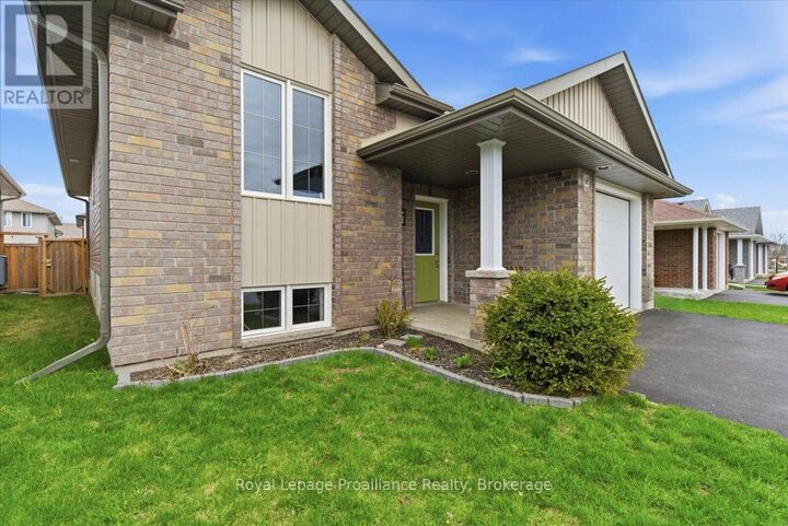 Property Photo:  68 Cortland Crescent  ON K8V 0E9 