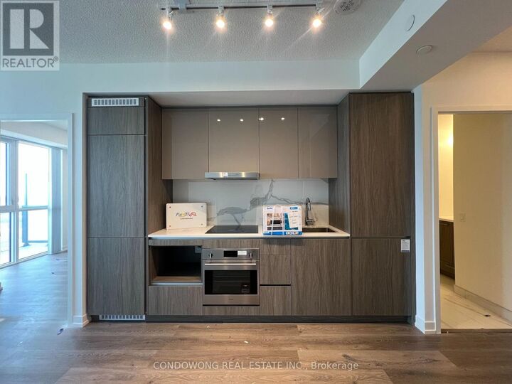 Property Photo:  28 Interchange Way 2606  ON L4K 0P8 