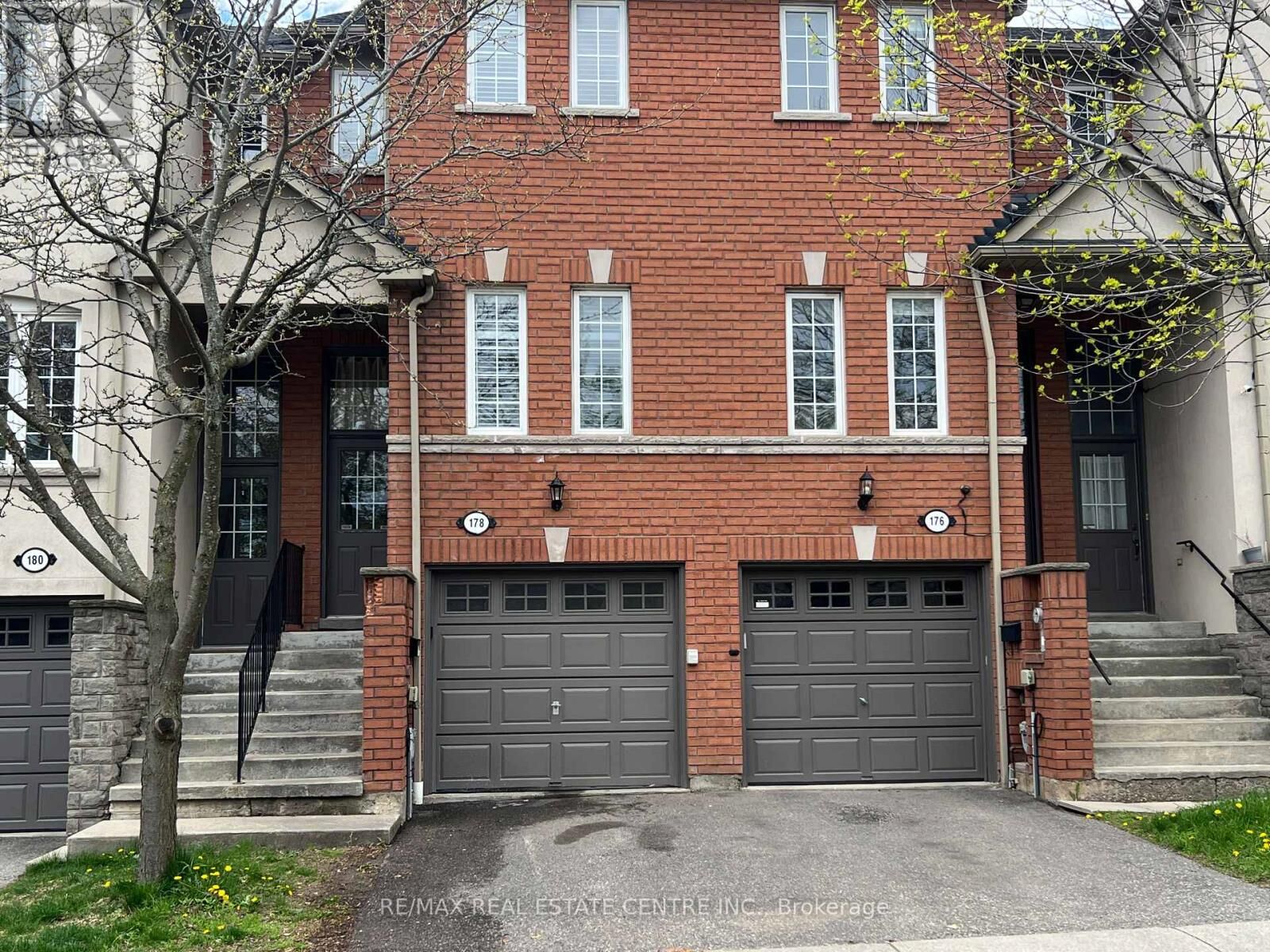 Property Photo: 435 Hensall Circle 178 ON L5A 4P1