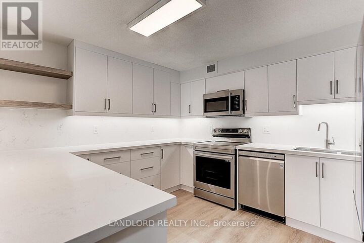 Property Photo: 188 Spadina Avenue 405 ON M5T 3A4