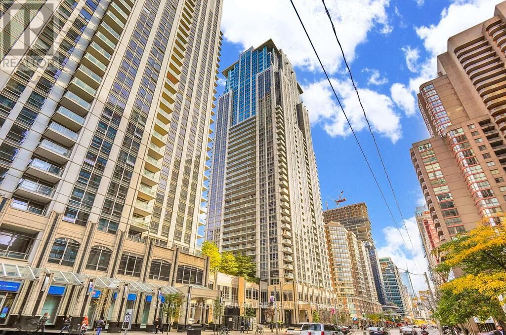 Property Photo: 761 Bay Street 1914 ON M5G 2R2