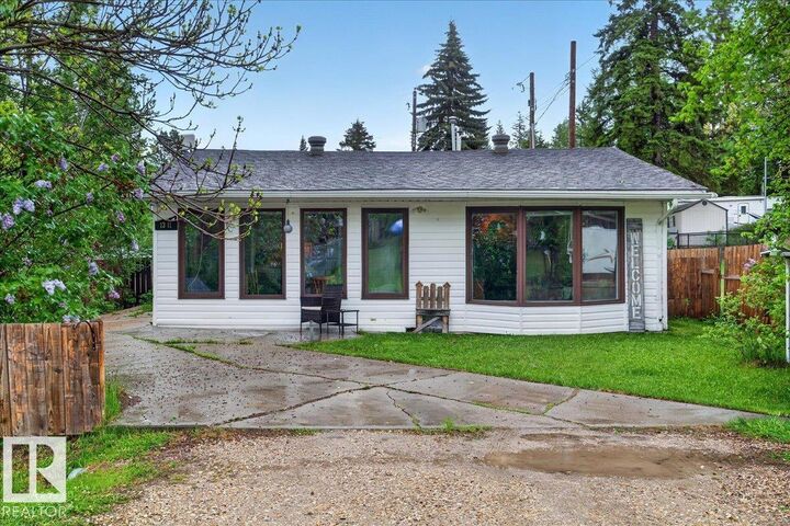 Property Photo: 1311 Park Crescent AB T0E 0A2