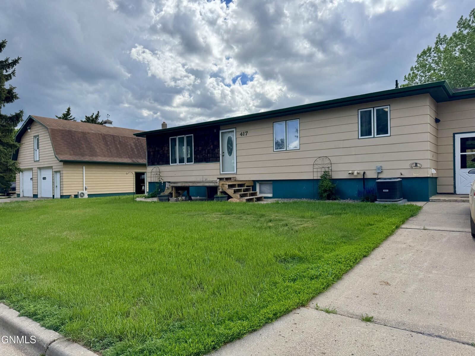 Property Photo:  417 4th Avenue SW  ND 58523 