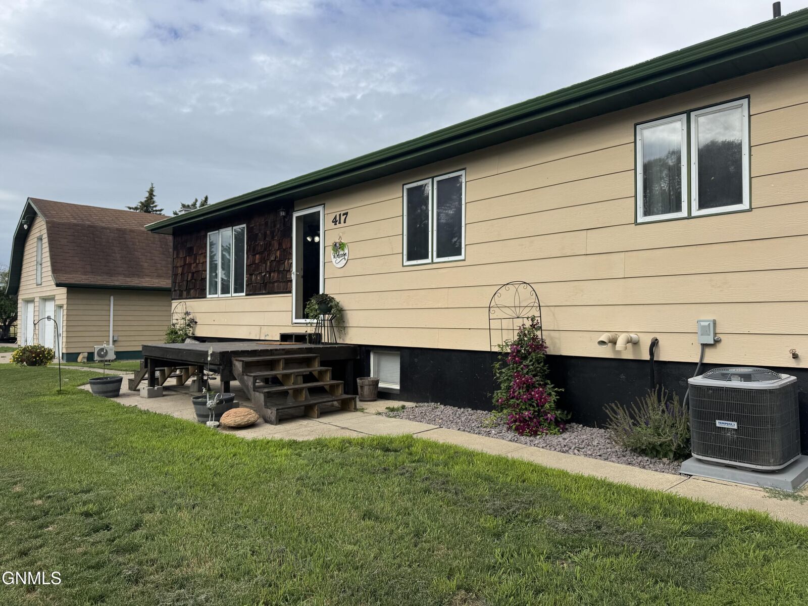 Property Photo:  417 4th Avenue SW  ND 58523 