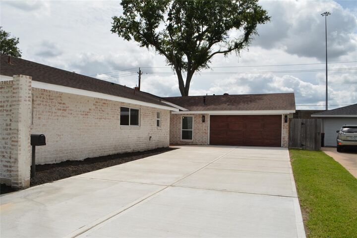 Property Photo:  418 Briar Hill Drive  TX 77042 