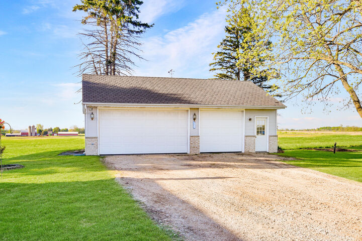 Property Photo:  5450 Beechnut Dr  WI 53040 