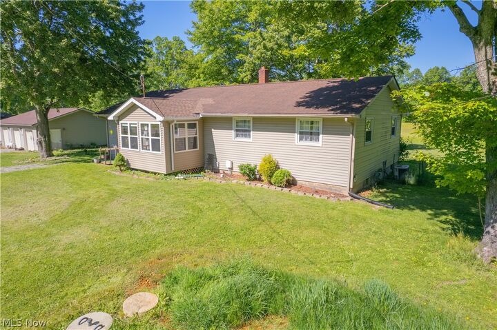 Property Photo:  887 State Route 534 NW  OH 44444 