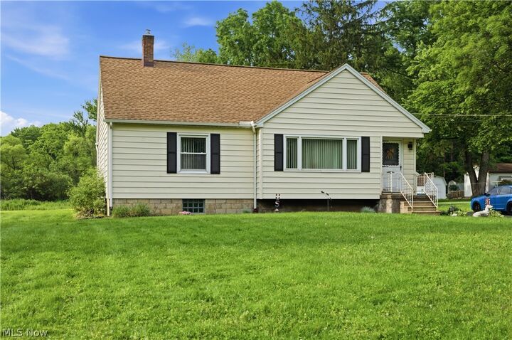 Property Photo: 8225 Kenyon Drive SE OH 44484