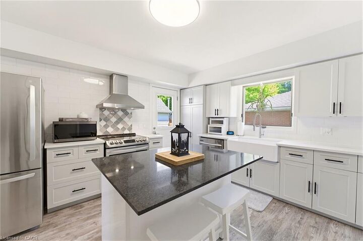 Property Photo: 454 York Avenue N ON N4W 2X7