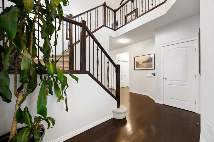 Property Photo:  77 Cougar Ridge Cove SW  AB T3H 0S5 
