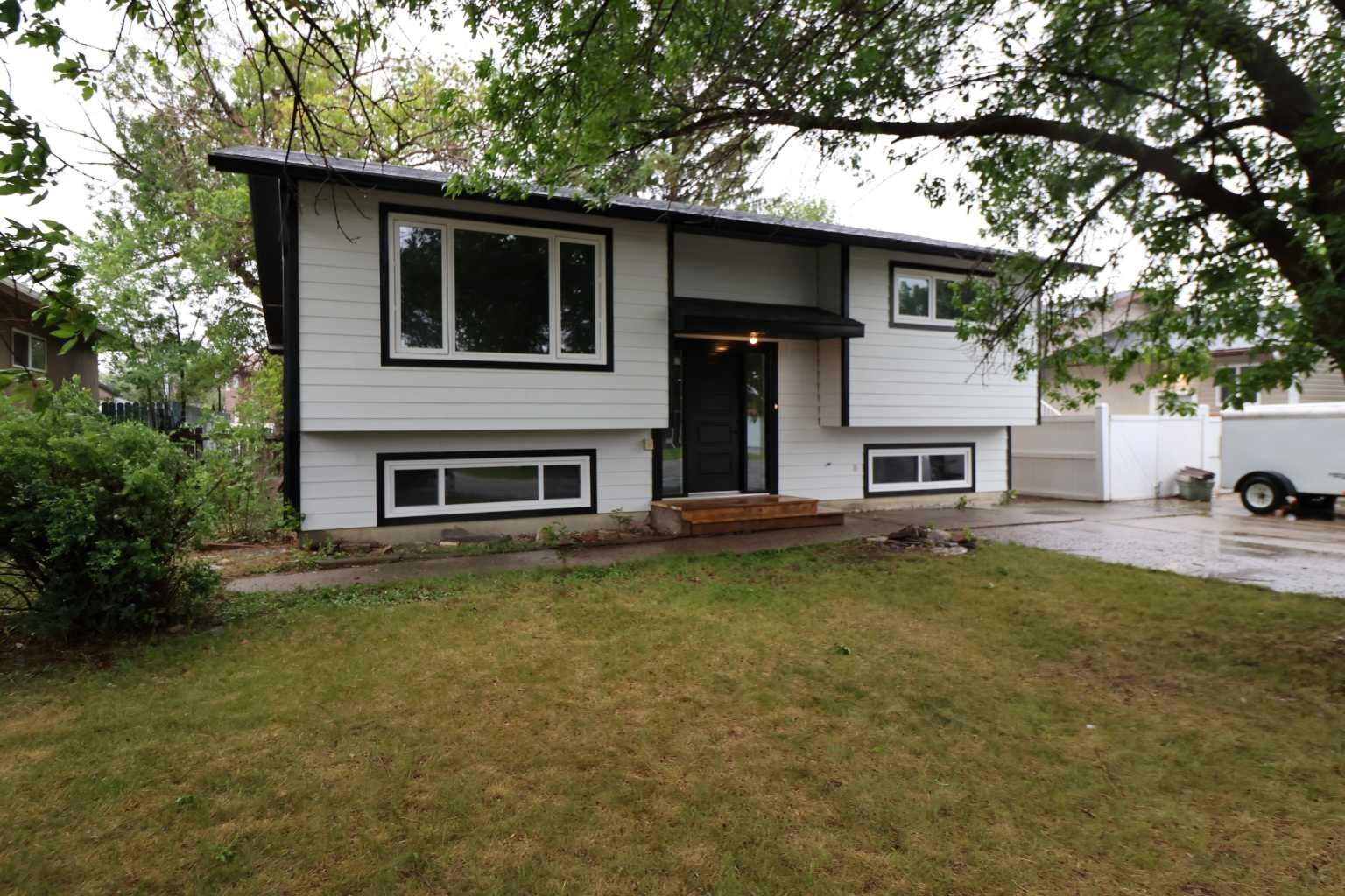 Property Photo:  1816 11 St  AB T1M 1A6 