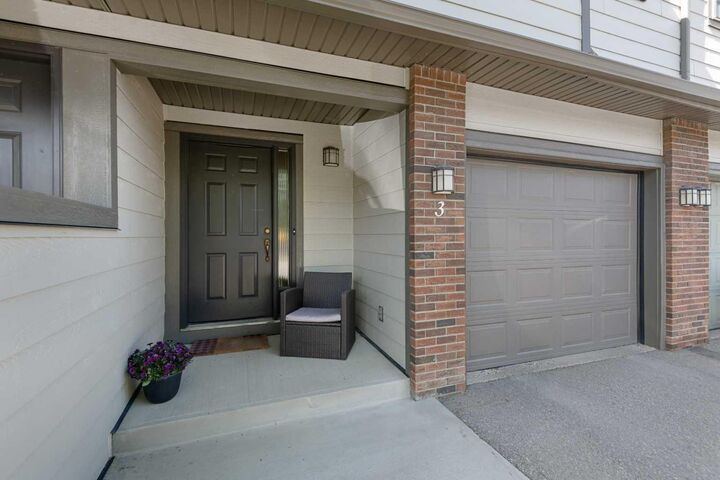 Property Photo:  185 Woodridge Drive SW 3  AB T2W 3X7 
