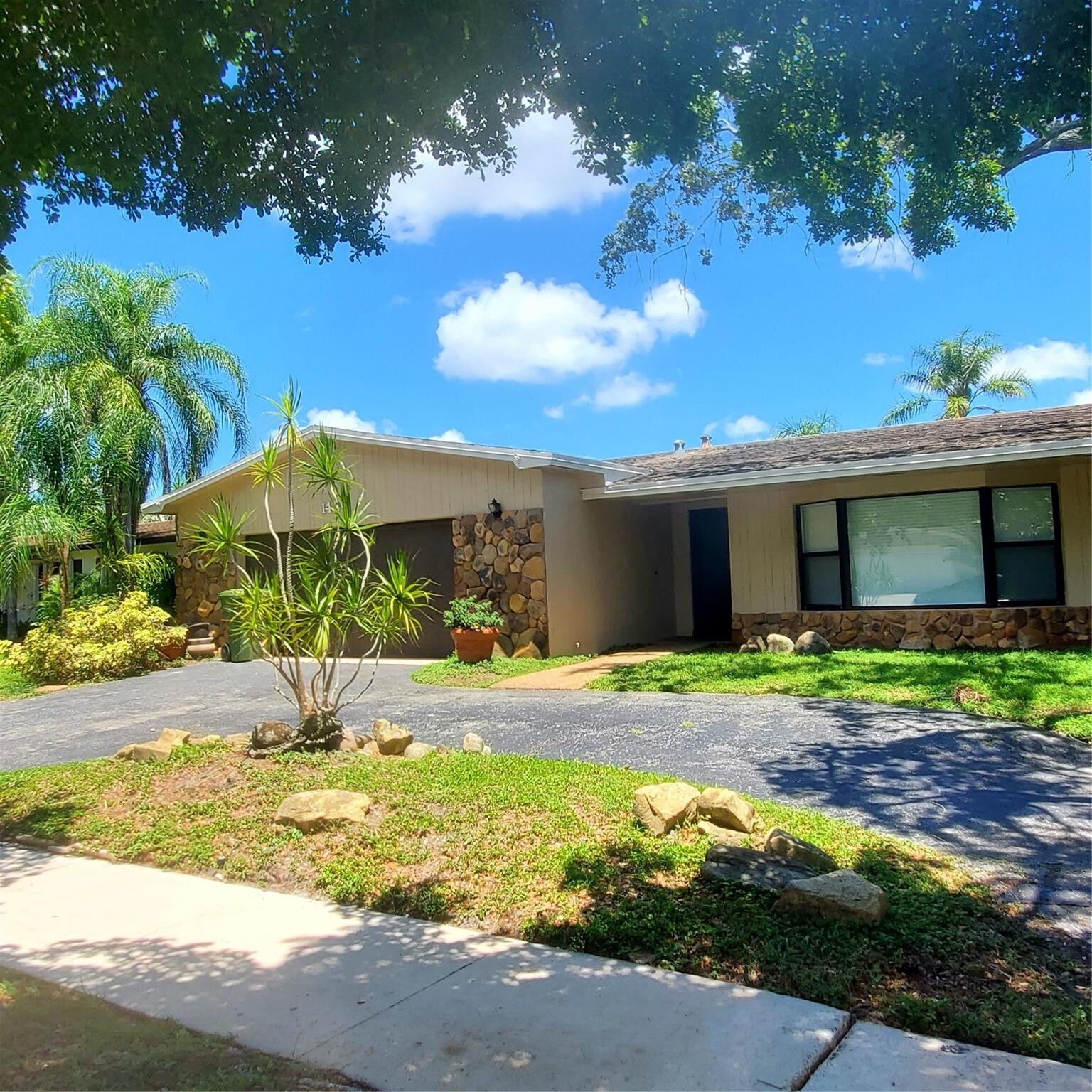 Property Photo:  1421 NW 114th Avenue  FL 33026 