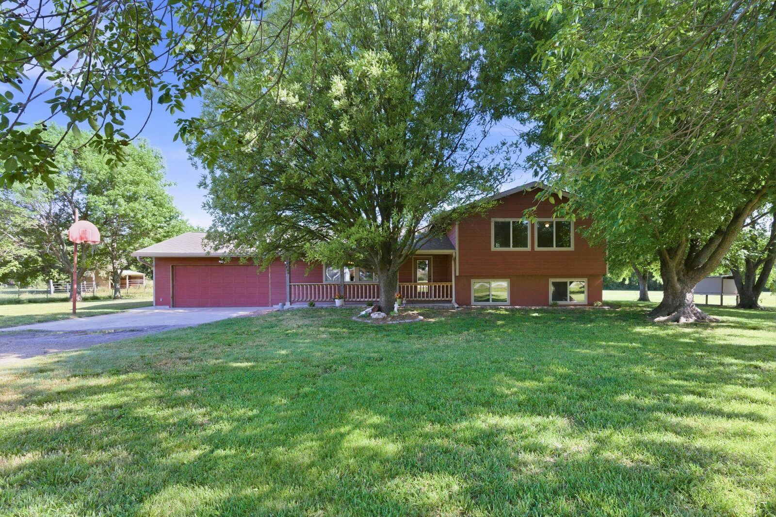 Property Photo:  1625 N Single Tree Cir  KS 67002 