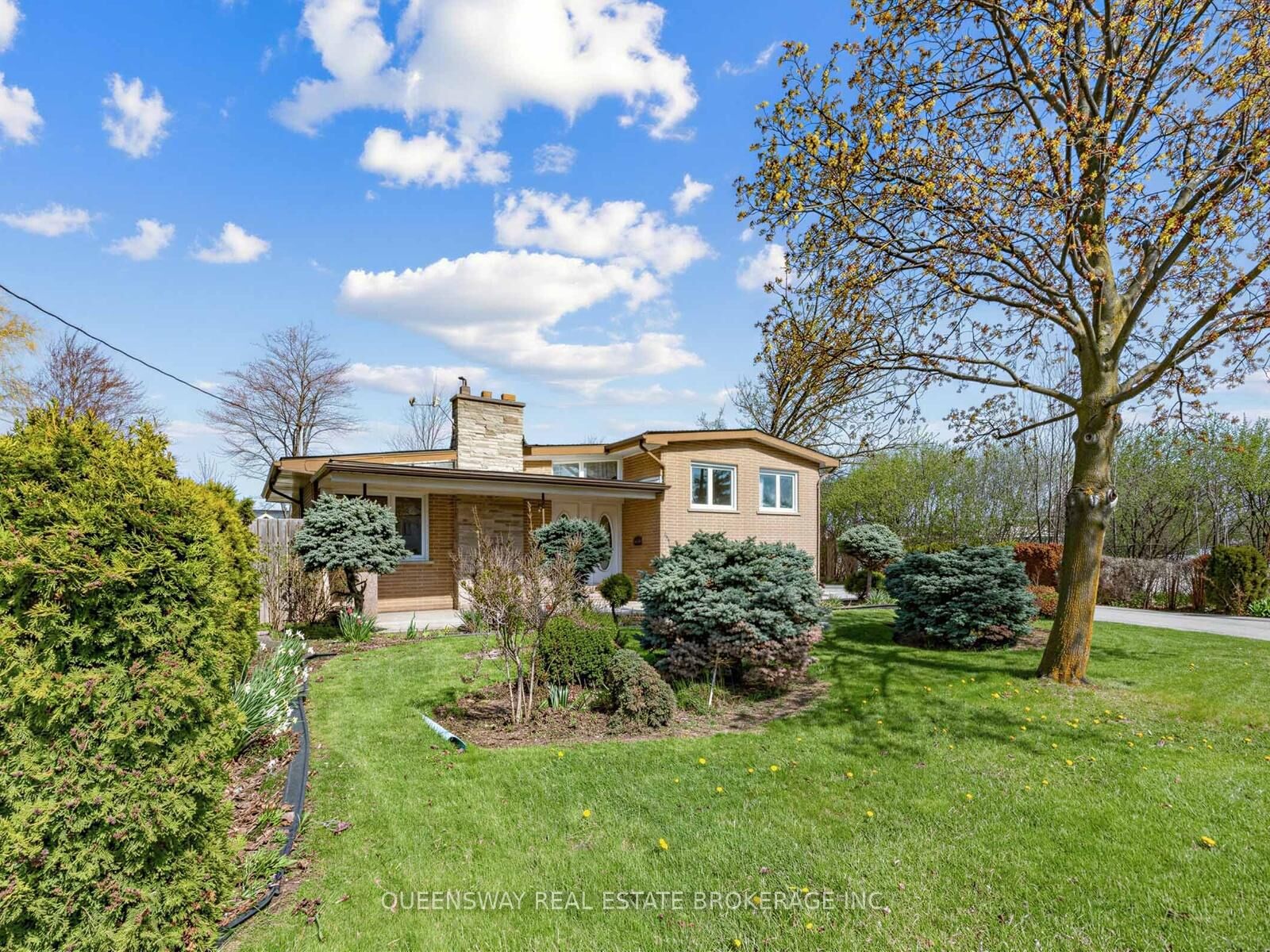 Property Photo: 517 Pinegrove Road ON L6K 2C2