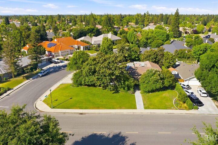 Property Photo:  8800 Saint Cloud Lane  CA 93311 