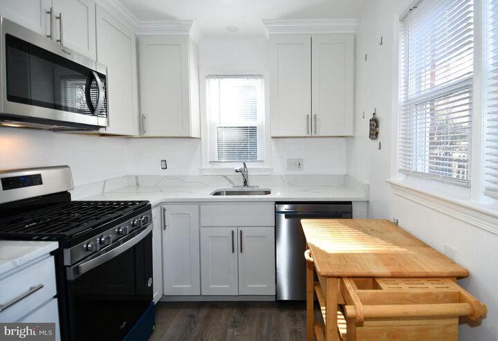 Property Photo:  1316 S Dinwiddie Street  VA 22206 
